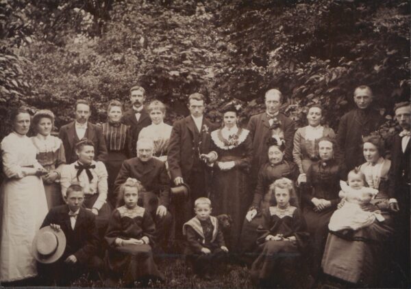 Foto van familie in tuin aan Driebergseweg te Zeist omstreeks 1910 (Collectie Gemeentearchief Zeist)